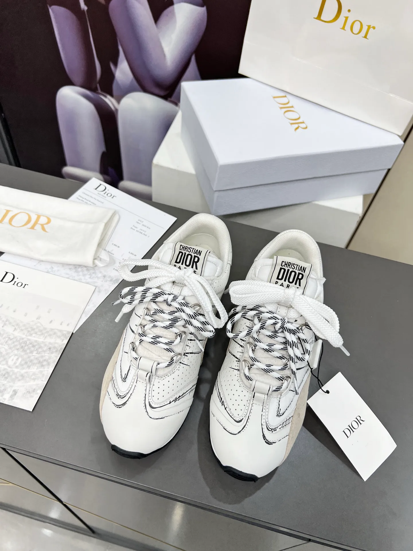 White men's shoes💰540 This D-Sketch sneaker is a new product of the 2025 spring and summer ready-to-wear series❤️‍🔥❤️‍🔥❤️‍🔥❤️‍🔥, highlighting the classic retro aesthetics. Crafted from gold-toned crinkled sheepskin and gold-toned laminated calfskin 🌹🌹🌹, it features beige suede calfskin panels and double laces. The side is decorated with a handwritten Christian Dior Men's Shoes 💰aris logo🎆🎆🎆, while the heel and tongue are embellished with Christian Dior Men's Shoes 💰aris logo panels and plaques. Paired with two-color thin rubber soles, they look more refined. Size: 35~41 (men’s model is currently available). Color: black, white, gold, silver.